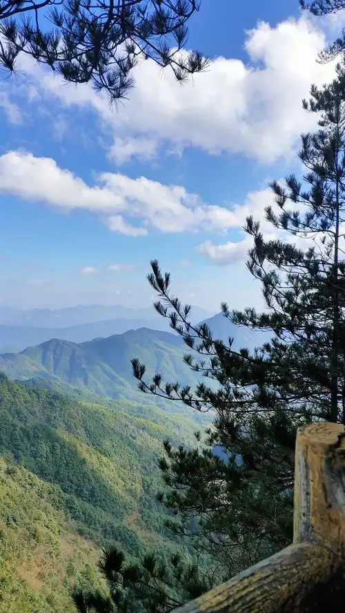 江西宜春市的明月山风景如画,月亮湖面如镜画,古井街道繁华优雅,袁山
