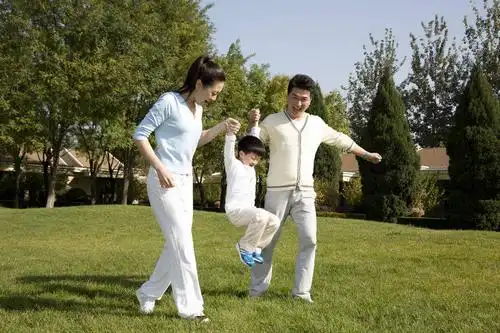 一家三口在花园里玩耍