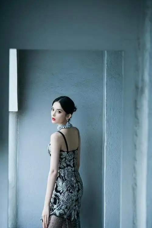 古力娜扎穿吊带礼服,五官精致美如画