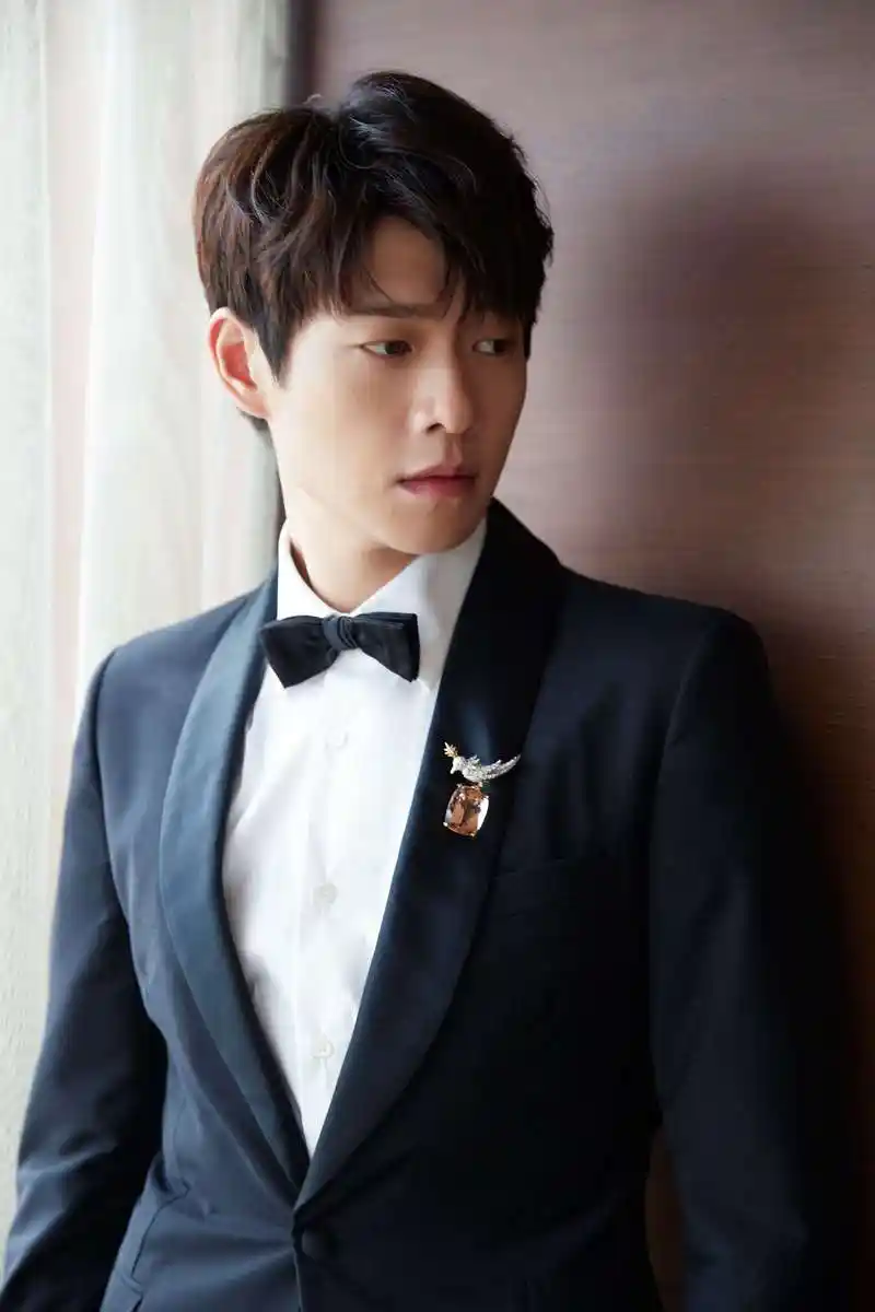 魏大勋携新作伟大的愿望亮相上影节红毯干练有型尽显绅士儒雅