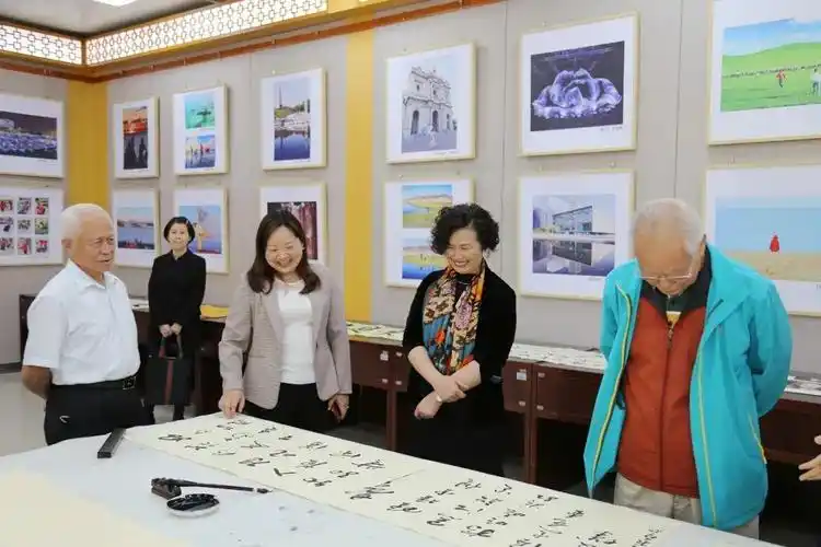 当前位置:在挥毫室,曾雪莲一行观摩了 老干部书画院会员及长青老龄