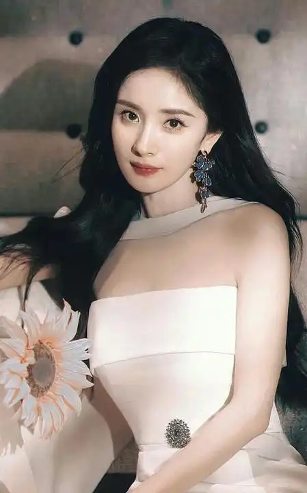 要说娱乐圈中粉丝最多的女明星,那绝对绕不开"85花"杨幂.