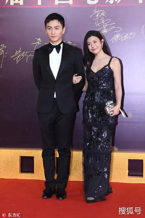 陈晓夫妇甜蜜同框 陈妍希圆脸肉胳膊抢镜