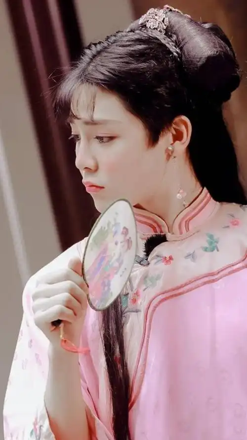 侯明昊男扮女装完全让人看不出,婉约灵动特别美,女生都自愧不如