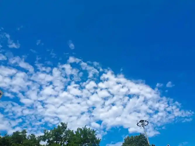 今天的云彩太漂亮啦 搞得我都不想上班啦#蓝天白云定会如期而至 - 抖