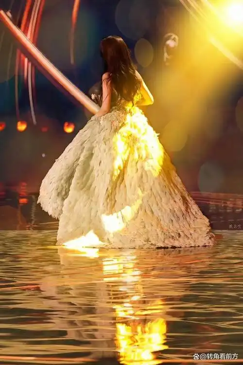 刘亦菲背影图充满了仙女气息,让人一眼就被吸引,而且各种展示好身材