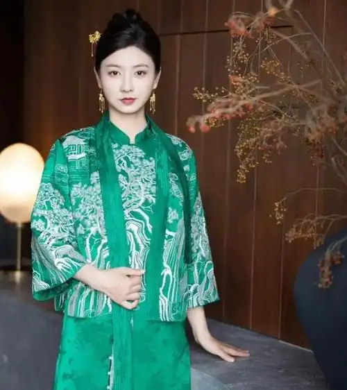 斓曦在上海时装周向全世界展示着中式礼服的妩媚光芒彰显魅力