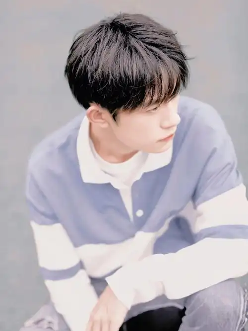 易烊千玺操场的少年永远年少