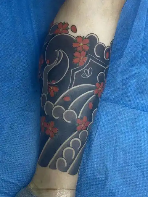 完成#老传统  #樱花纹身  #花腿