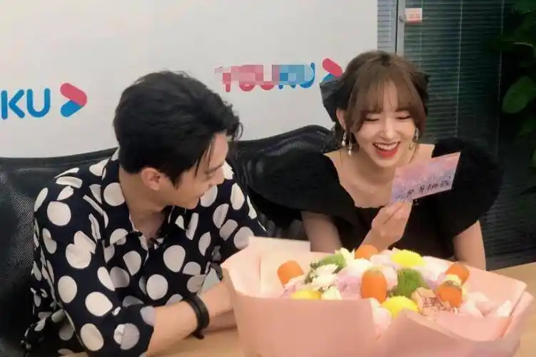 程潇许凯现身扫楼,出镜互动好甜,俊男靓女cp感看不腻_观众_剧中_状态