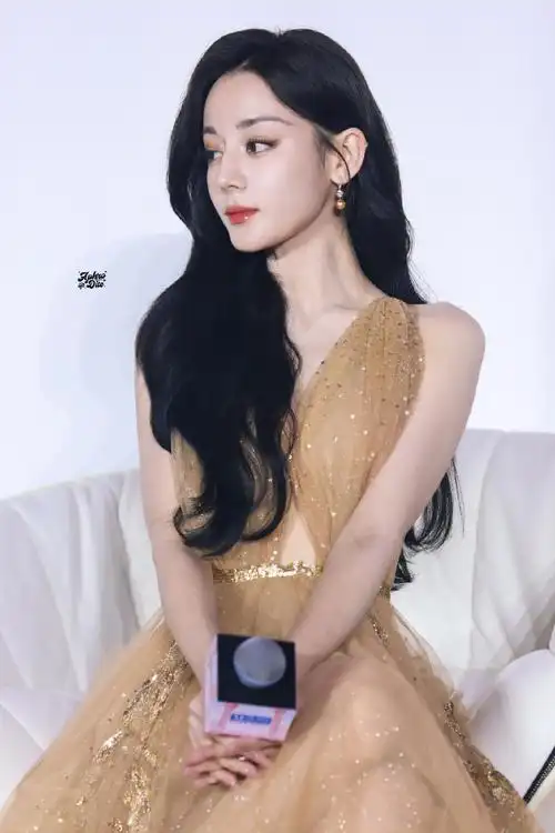 迪丽热巴神图又增加了##迪丽热巴轻纱拖地裙