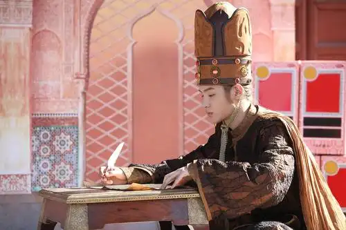 都说黄明昊是爱豆脸,但古装扮相还挺适合的