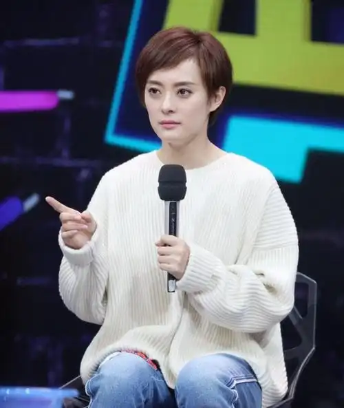 孙俪街头做公益手拿气球心情愉悦素颜与粉丝合影超亲切