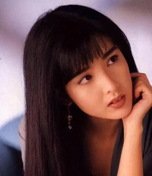 周慧敏,被誉为"玉女掌门人",无疑是上世纪90年代最美的女星.