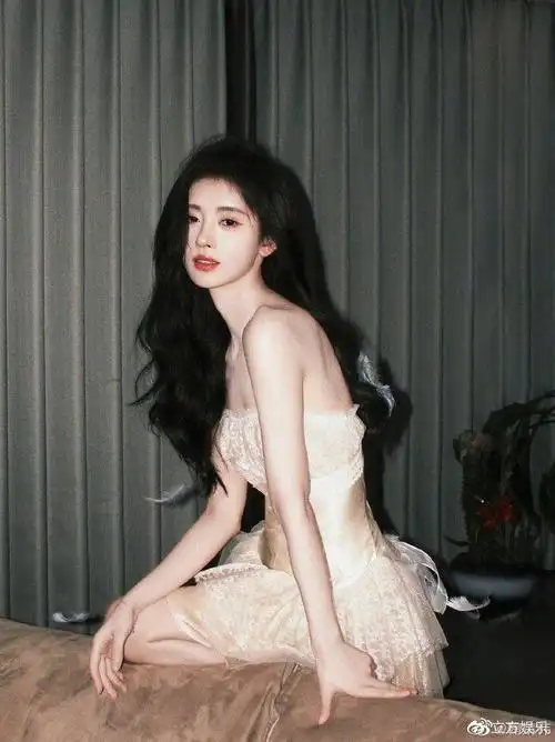 鞠婧祎分享胶片风写真抹胸裙造型清新甜美