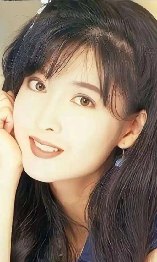 周慧敏:一生只爱一人,坚持只留一个发型,37年没变化_刘海_额头_脸型