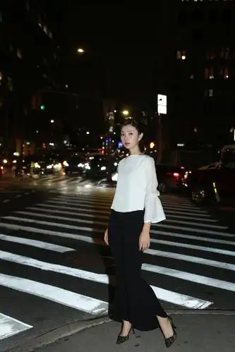 斓曦亮相纽约时装周看秀 时尚雅致魅丽有型