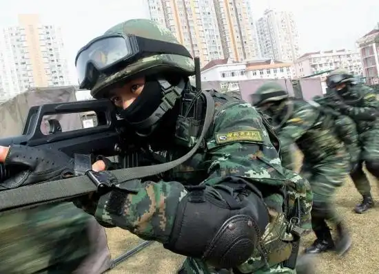 上海武警特战街区反恐演练 动用拐弯枪