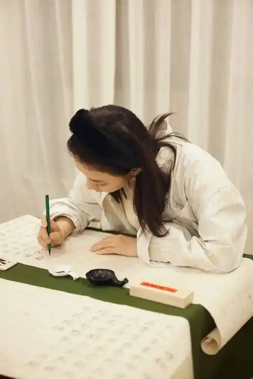 原创王珞丹晒独居生活调侃像老年人一样给花浇水看书写字弹琴