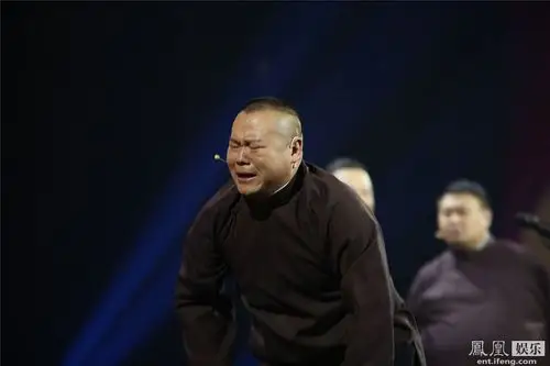 岳云鹏开车带媳妇出门 两人太有夫妻相!(图)