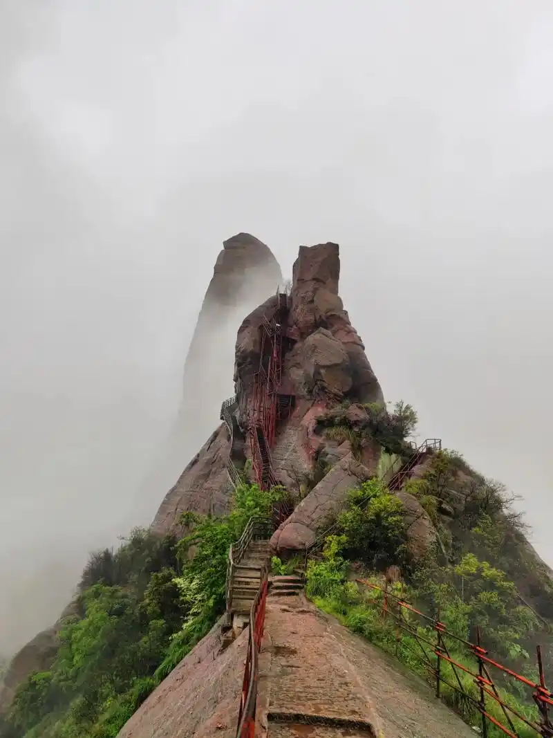龟峰一日游,雨中情,无石不龟,无山不龟,地貌奇特,风景如画. - 抖音