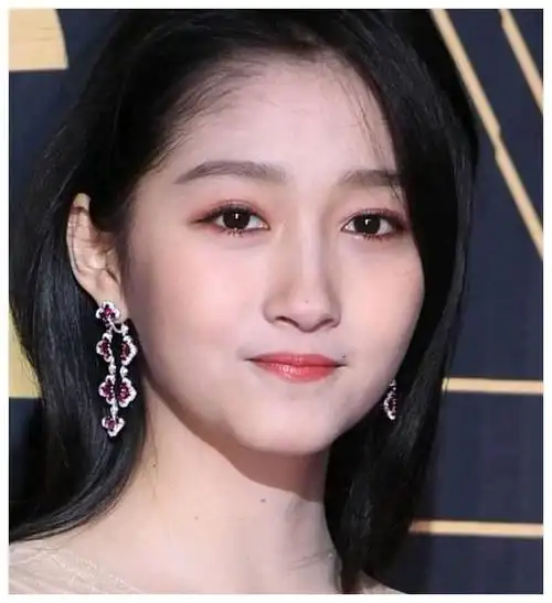 当红女星大头照迪丽热巴脸上凹凸最美的还是关晓彤