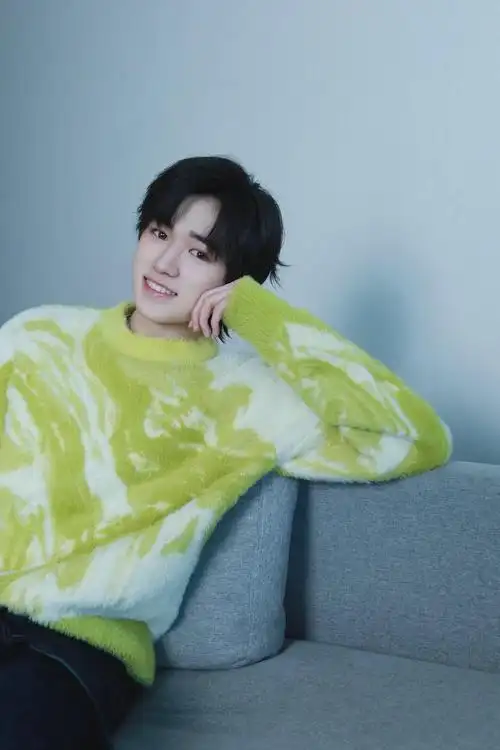 宋亚轩居家写真公开,身穿绿色花纹毛衣,温柔又可爱__财经头条