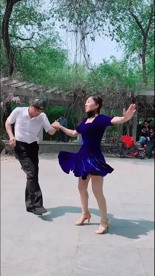 广场舞大妈的广场舞真的太棒了魅力四射