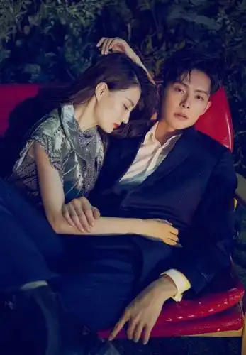 张翰徐璐现身欢乐谷拍剧,拍戏间歇还搂肩同行,张铭恩也不管管?