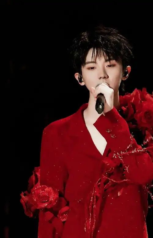 马嘉祺跟芭莎已经不是第一次碰面了,之前的单人合作很愉快,天生衣架子