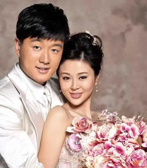 佟大为:娶老师妻子关悦8年生3胎,住2亿四合院,现在生活幸福