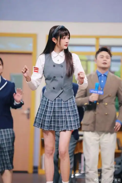 校服真的好适合关晓彤啊呜呜呜