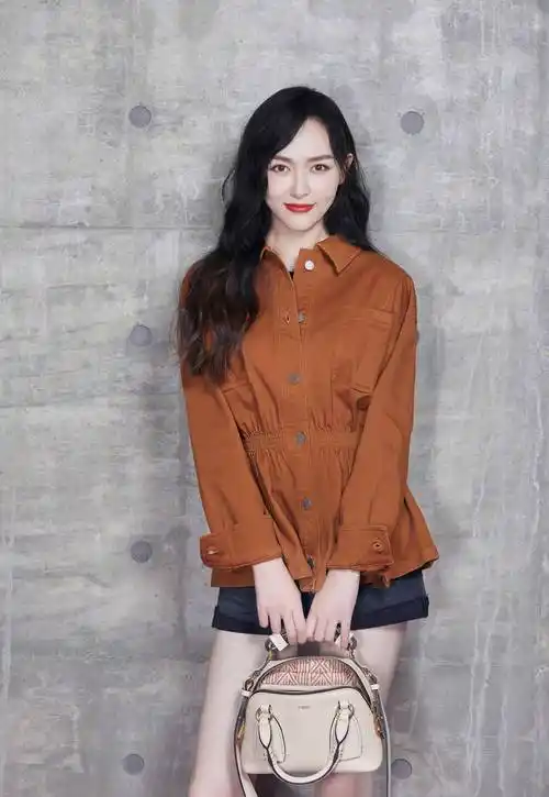 36岁唐嫣知性又温柔,可甜可盐系教科书式穿搭,简直看点满满!