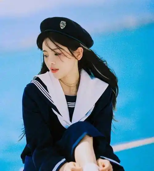 杨超越穿水手服发丝在风中飘舞,流露出傲娇的神情,超级可爱_张脸_节目