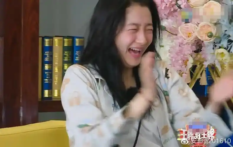 王牌关晓彤素颜出镜大笑失去表情管理真实模样太素人