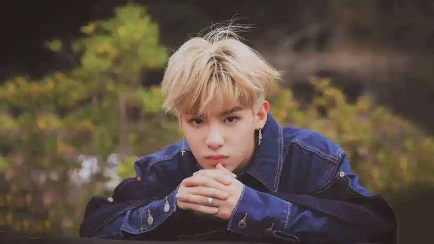 黄明昊明星风尚壁纸