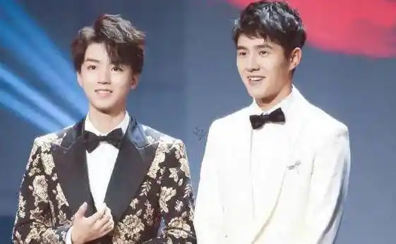 王俊凯刘昊然胡先煦被偶遇,拍戏间隙同游迪士尼,被赞梦幻同框!