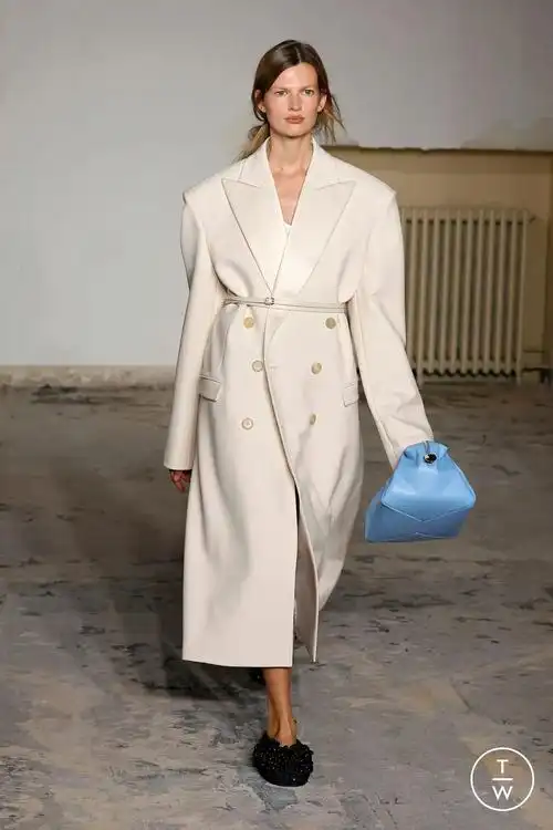 2024春夏女装流行趋势:超大剪裁,大衣,西装都很好看-服装设计-cfw服装