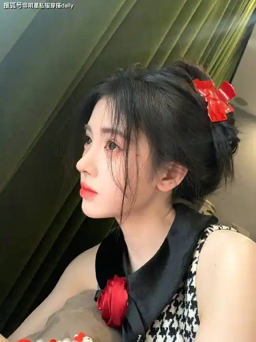 鞠婧祎带火了一种新穿法:火龙果鸭舌帽 皮衣 玻璃唇,时髦又可爱_自带