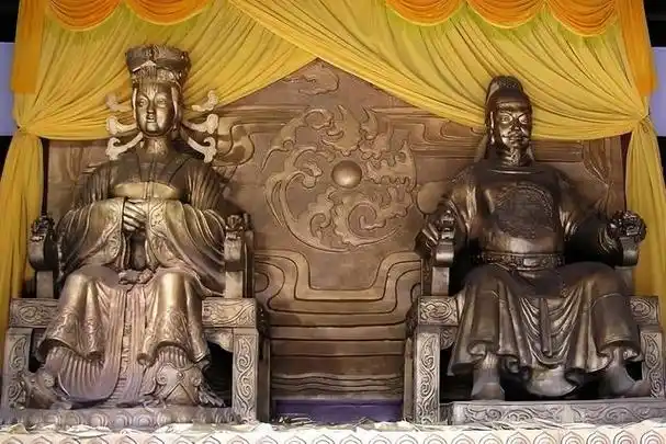 武则天雕像,身着华丽衣裳,神情凝重,展现出她的威严与气度.