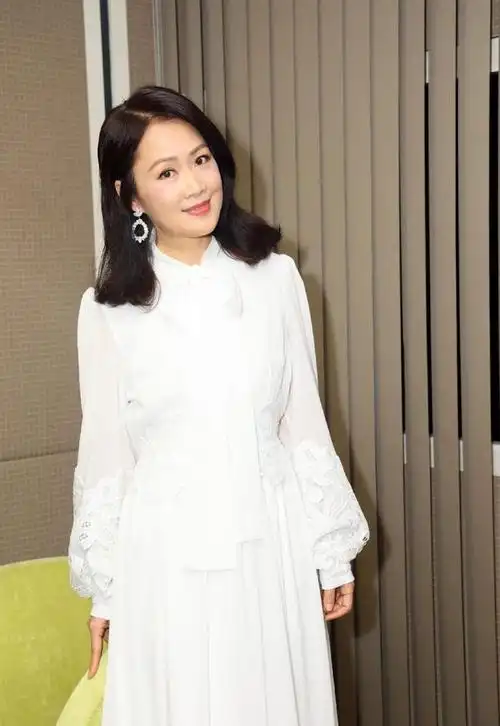 54岁梁小冰内地农村出生因家贫差点被送人,小学去酒楼兼职卖点心