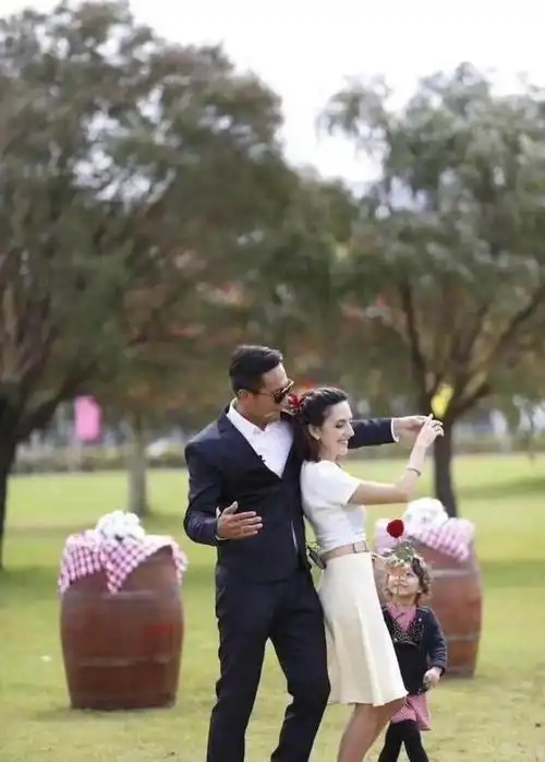 刘烨和法国老婆罕见录节目,安娜穿搭简约却很高级,衬得他很朴素