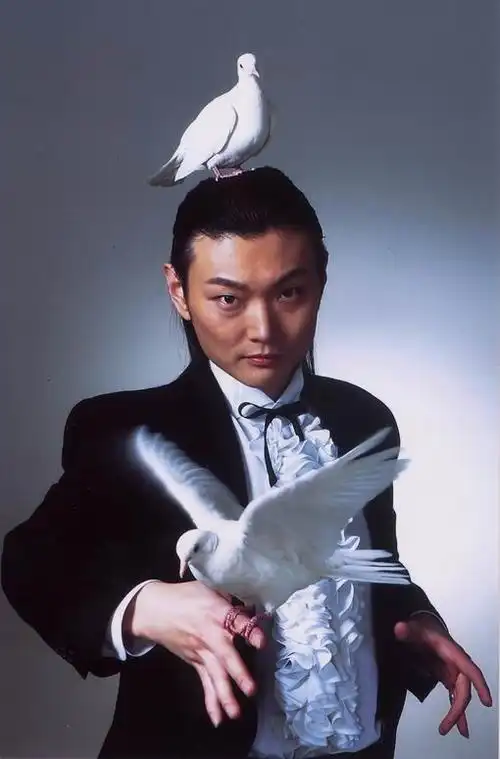 李宁:中国杂技团魔术演员.