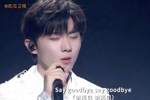 马嘉祺我期待舞台#又看到身穿白衣造型的马嘉祺站在舞台上唱歌的样子