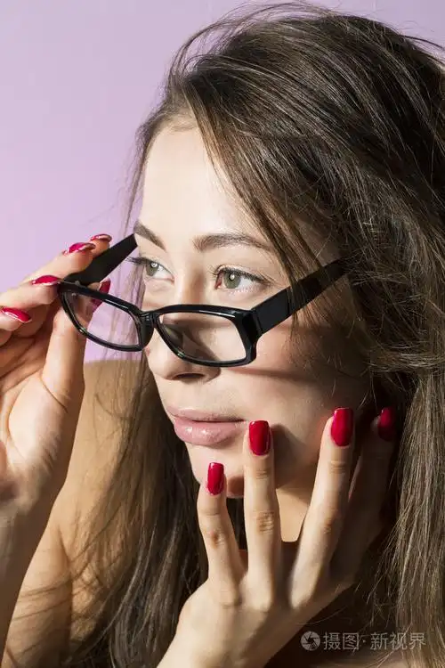戴眼镜的美丽时装模特