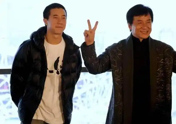 成龙在安徽两个亲哥大哥80多岁二哥70多岁自言不需成龙帮扶
