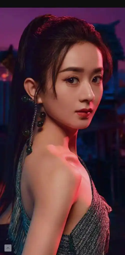 赵丽颖备受迪士尼宠爱新大片扎高马尾穿斜肩裙变女侠英姿飒爽