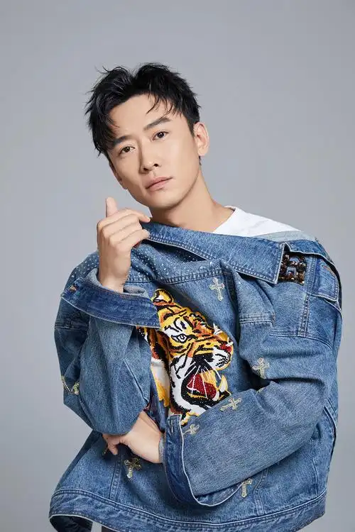 郑奇牛仔装干净清爽 眼神深邃尽显温柔__凤凰网