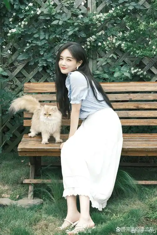 李一桐 阳光下的微笑天使, 在绿意盎然的岩石间绽放笑颜.