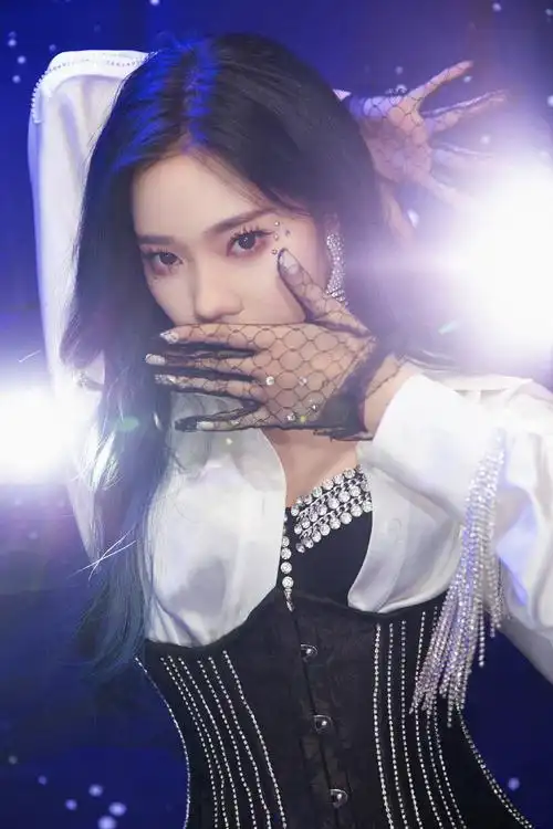 张紫宁加盟北京卫视苏宁超级秀定妆照